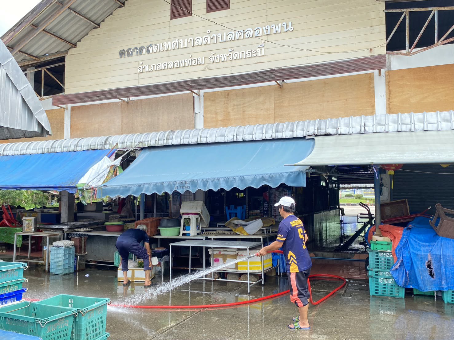 วันพุธที่ 5 พฤศจิกายน 2568 นายพิเชษฐ์  คิดรอบ นายกเทศมนตรีตำบลคลองพน มอบหมายให้งานป้องกันและบรรเทาสาธารณภัย ร่วมกับเจ้าหน้าที่กองสาธารณสุขและสิ่งแวดล้อม ลงพื้นที่นำรถบรรทุกน้ำฉีดล้างตลาดสดเทศบาลตำบลคลองพนและคูระบายน้ำ
