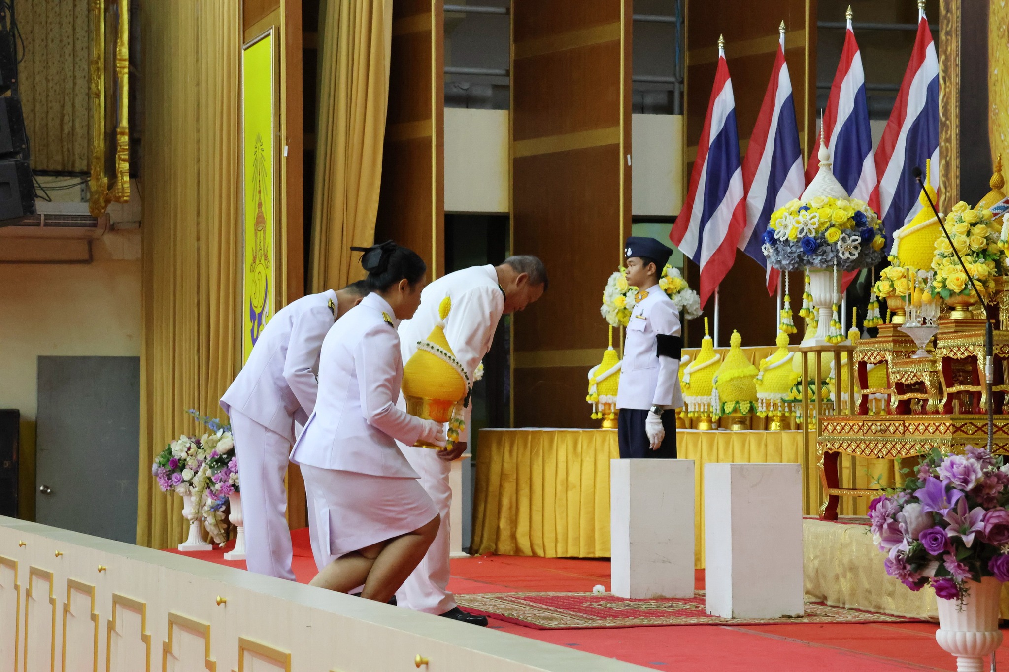 ร่วมพิธีวางพานพุ่มดอกไม้ถวายราชสักการะ เนื่องในวันคล้ายวันพระราชสมภพ พระบาทสมเด็จพระบรมชนกาธิเบศร มหาภูมิพลอดุลยเดชมหาราช บรมนาถบพิตร วันชาติและวันพ่อแห่งชาติ
