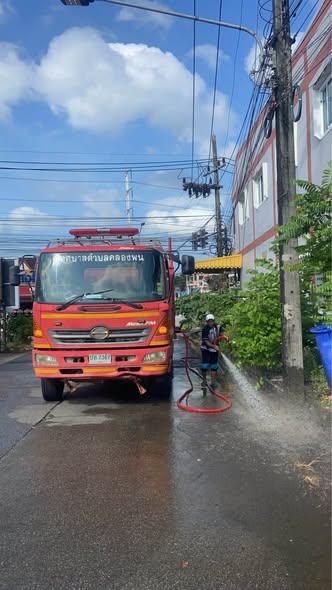 งานป้องกันและบรรเทาสาธารณภัย นำรถบรรทุกน้ำฉีดล้างทำความสะอาด เพื่อกำจัดเศษขยะหรือดินโคลนและฝุ่นละออง