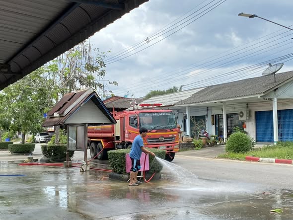 ลงพื้นที่นำรถบรรทุกน้ำฉีดล้างตลาดสดเทศบาลตำบลคลองพนและคูระบายน้ำ เพื่อรักษาความสะอาดภายในตลาดสด ให้มีความสะอาดเรียบร้อย