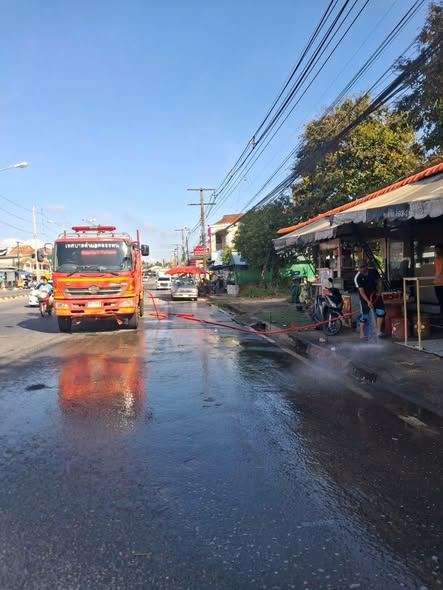 งานป้องกันและบรรเทาสาธารณภัย นำรถบรรทุกน้ำฉีดล้างทำความสะอาด เพื่อกำจัดเศษขยะหรือดินโคลนและฝุ่นละออง ปรับปรุงภูมิทัศน์ให้สะอาดเรียบร้อย