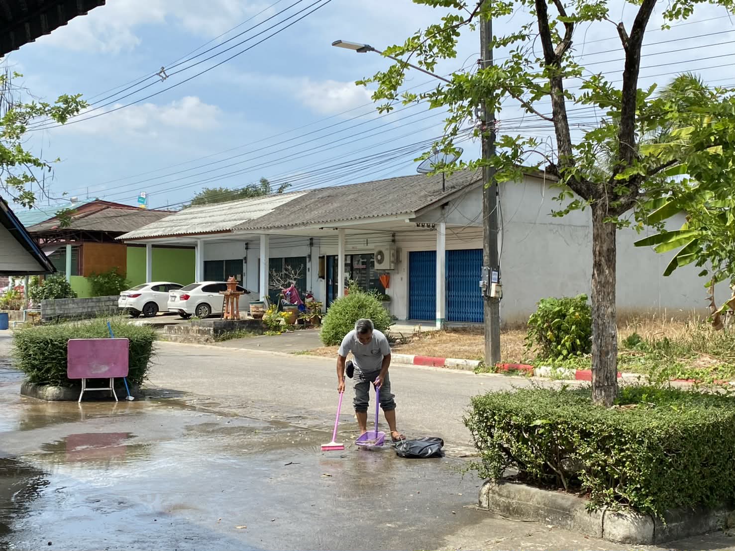 งานป้องกันและบรรเทาสาธารณภัย ร่วมกับเจ้าหน้าที่กองสาธารณสุขและสิ่งแวดล้อม ลงพื้นที่นำรถบรรทุกน้ำฉีดล้างตลาดสดเทศบาลตำบลคลองพนและคูระบายน้ำ เพื่อรักษาความสะอาดภายในตลาดสด ให้มีความสะอาดเรียบร้อย ไม่ให้เกิดปัญหาที่เกี่ยวกับโรคติดต่อที่มีสาเหตุมาจากสัตว์ซึ่งเป็นพาหะนำโรค
