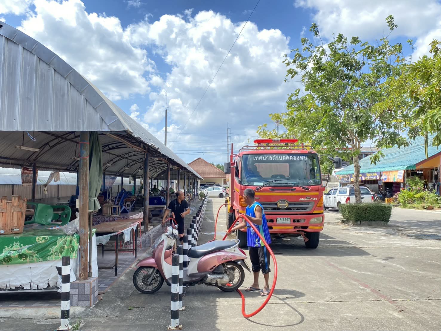 งานป้องกันและบรรเทาสาธารณภัย ร่วมกับเจ้าหน้าที่กองสาธารณสุขและสิ่งแวดล้อม ลงพื้นที่นำรถบรรทุกน้ำฉีดล้างตลาดสดเทศบาลตำบลคลองพนและคูระบายน้ำ เพื่อรักษาความสะอาดภายในตลาดสด ให้มีความสะอาดเรียบร้อย ไม่ให้เกิดปัญหาที่เกี่ยวกับโรคติดต่อที่มีสาเหตุมาจากสัตว์ซึ่งเป็นพาหะนำโรค