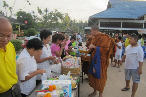 ประมวลภาพทำบุญตักบาตรปีใหม่ ประจำปี 2558