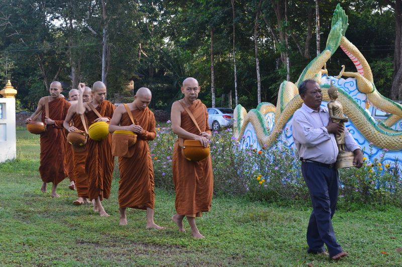 ทำบุญตักบาตรวันออกพรรษา 