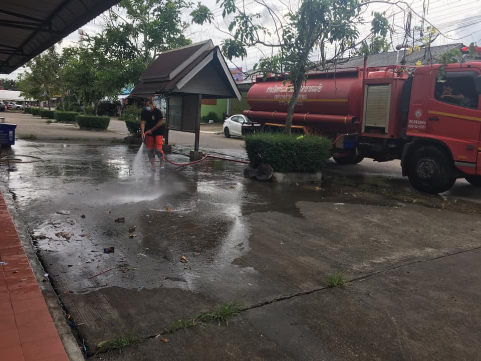 ล้างตลาดสดเทศบาลตำบลคลองพนและตลาดวันพุธพร้อมพ่นยาฆ่าเชื้อไวรัสโคโรนา 2019 ( Covid-19 ) ครั้งที่ 2