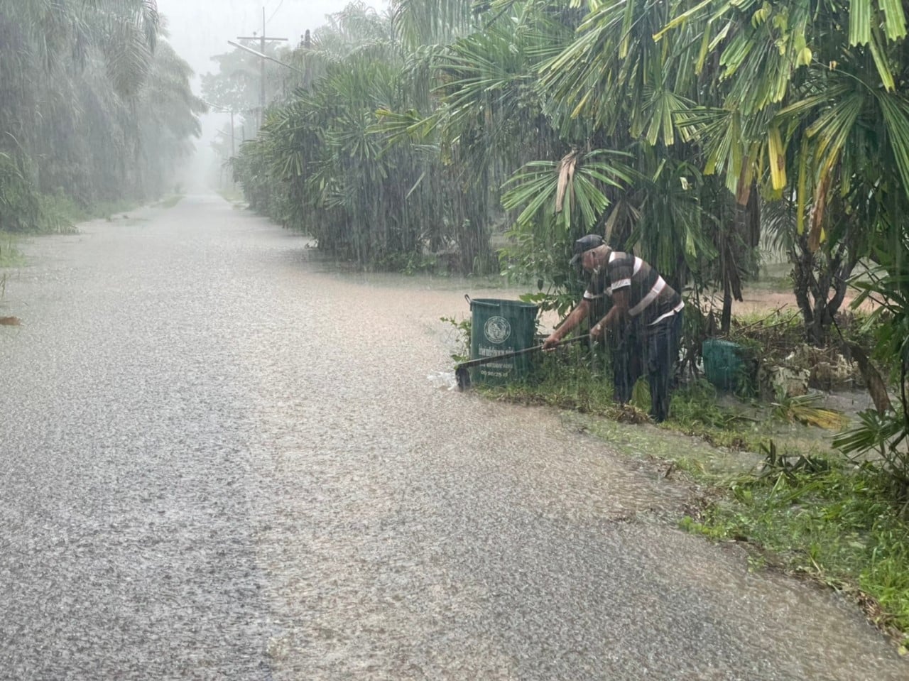 ช่วยเหลือประชาชนช่วงฝนตกน้ำท่วม บริเวณ ถ.สุชาภิบาล 9 (ซอยเพชรงาม) ศ.9-07-64