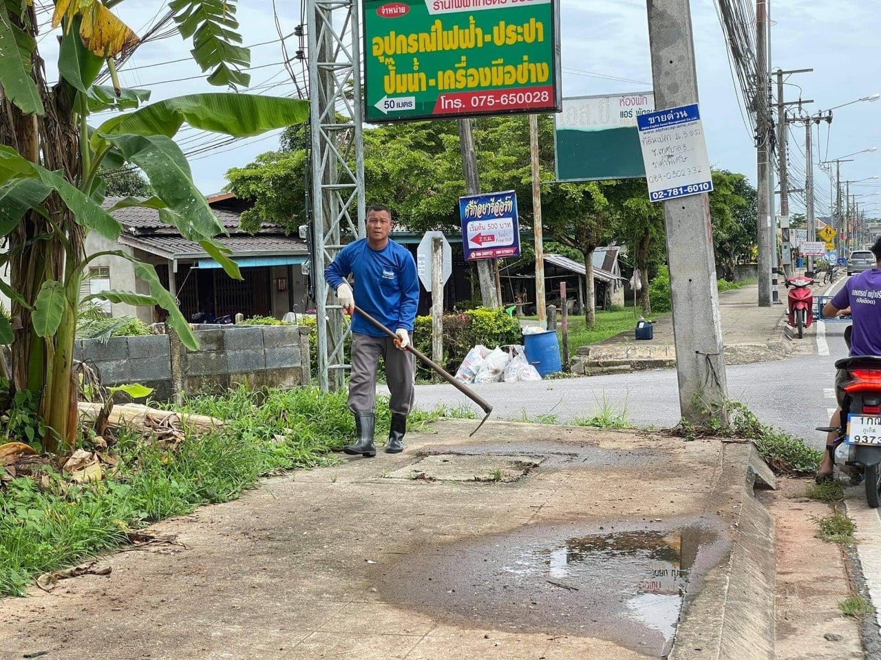 ตัดหญ้าเกาะกลาง (ชุมชนห้วยออก) พฤ.26-08-64